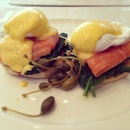 Salmon and spinach egg benedict