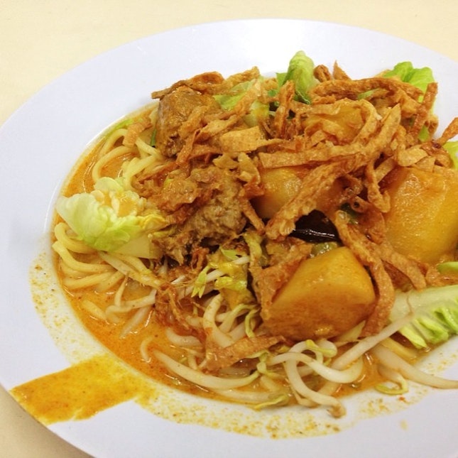 Curry noodles for only $4 :D #vegetarian #一心斋食 #chinatown #yum #curry