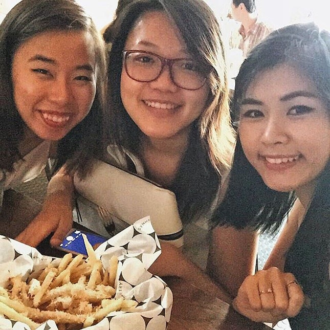 Truffle fries earlier today with @vallychua @beaverwoo 🍟🍟🍟 I guess I will start my diet tmr...