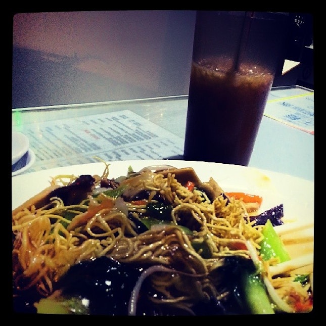 Fried noodles with mixed veggies and Tea and Coffee Mix drink #foodie