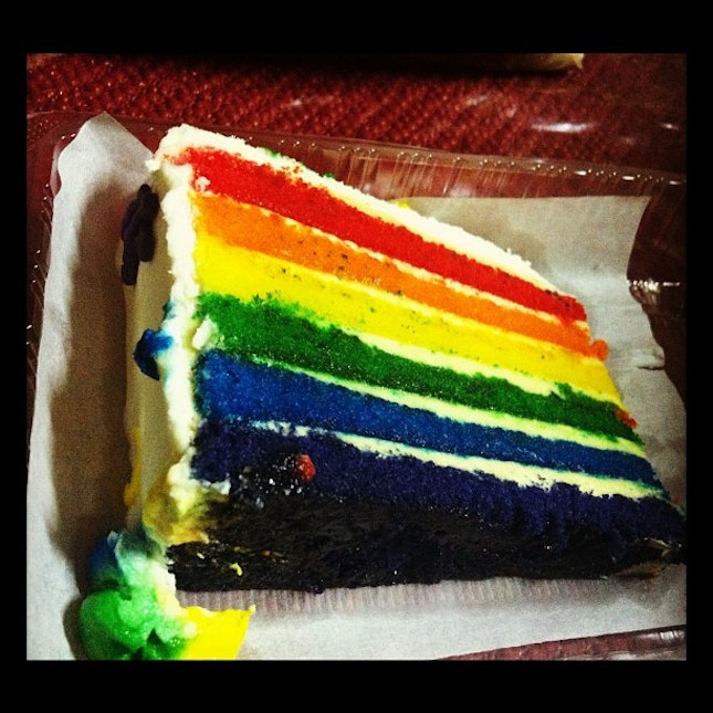 yummy rainbow cake 😍🌈🍰 #rainbowcake #dessert #sweets #yummy #delish #colorful #cake