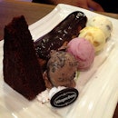 Ice cream time with friends!!!!!yummy!!!