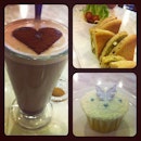 Fulllllllllllllllllllllll😒 #lunch #food #sandwich #hotchocolate #cupcake #instaphoto