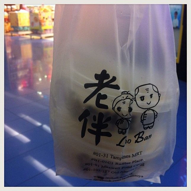 每個人都說新加坡最好喝的豆花就是這個了!!!seriously?!哈哈哈!!終於買到了!!!好喝!!!