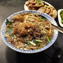 去台灣必吃✨米苔目大碗有韭菜, 芽菜, 魯肉, 木魚碎等.