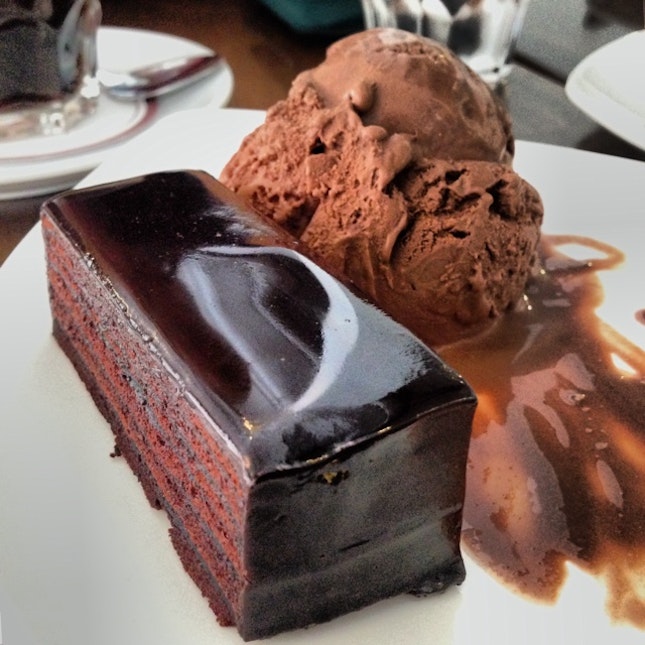 Chocolate cake with 黑ice cream