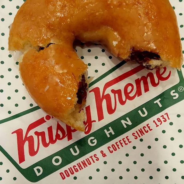 #originalglazed #donuts #doughnuts #glazeddonut luxed up with the help of #nutella #krispykreme Lifehack: get the assistant to microwave it for you!