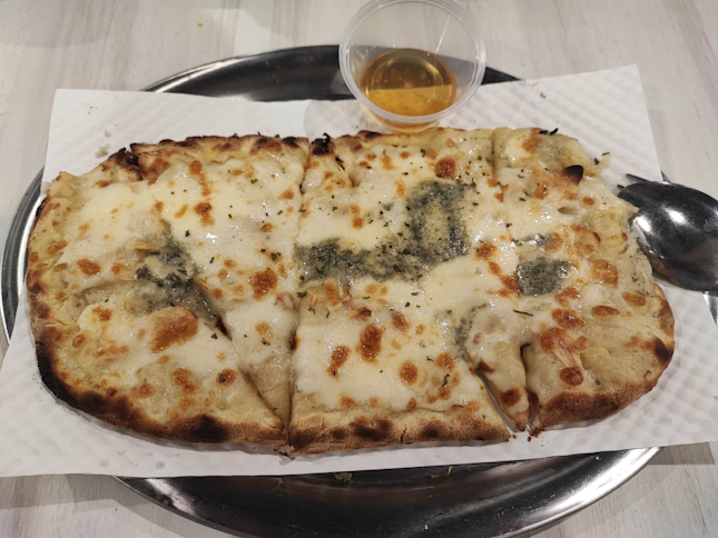 Blue cheese pizza