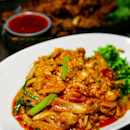 You would not have thought that there would be a late-night eatery along the quiet road of Mackenzie Road as Warm Up Café opens till late around 3am for you to get your Thai food fix of stir-fry dishes, boat noodles and mookata. 