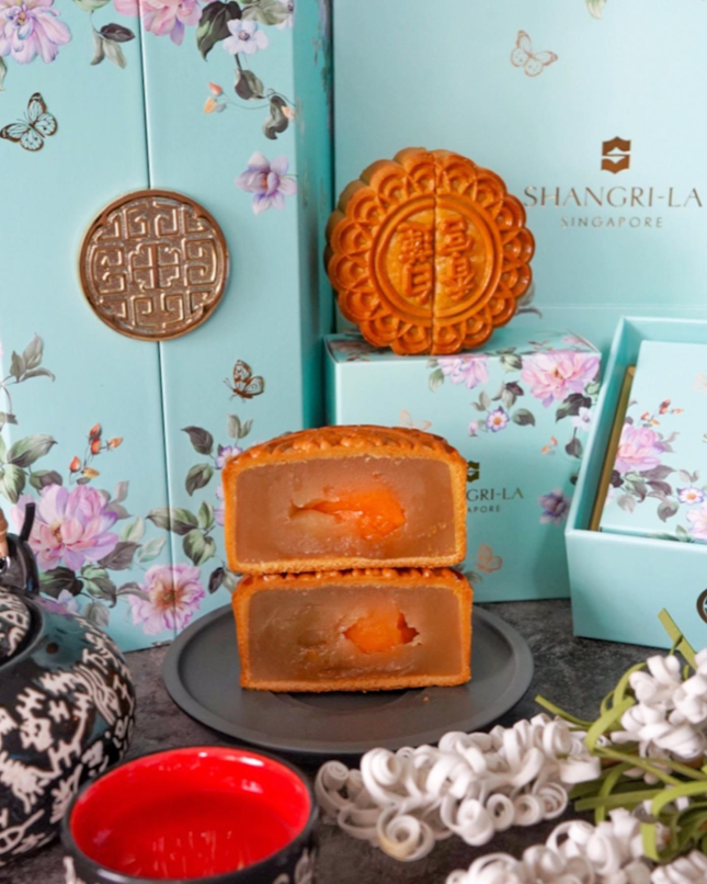 Relish in sweet reunions with your loved ones this coming Mid Autumn Festival with Exquisite Mooncake from @shangrilasg.