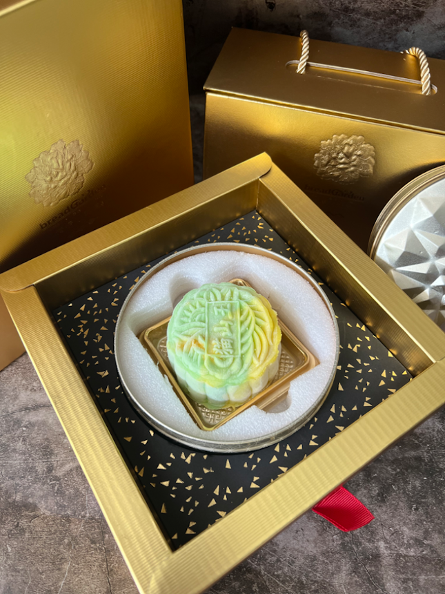 Celebrate Mid-Autumn Festival with Bread Garden’s mooncakes, handcrafted mooncake made fresh with no preservatives, is low in sugar and is Halal-certified. 