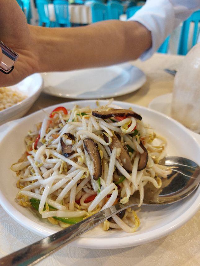 Bean sprouts with salted fish