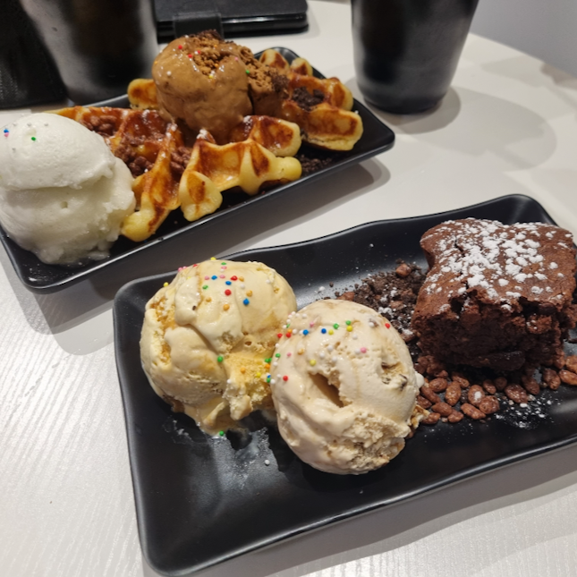 Pastry with Twin Scoops ($12.00)