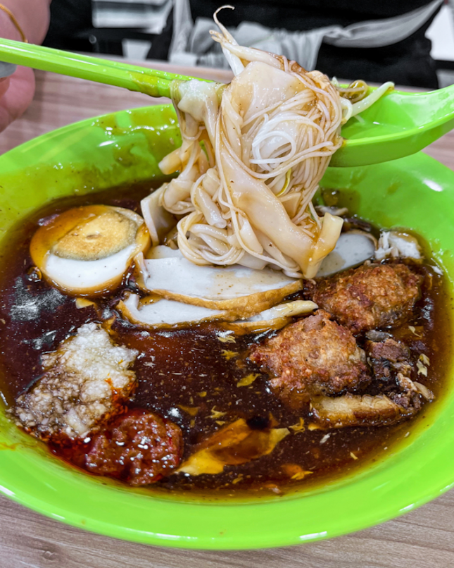 Also in the same coffeeshop as Xing Le Mala Hotpot is a popular stall with long queues, Feng Zhen Lor Mee, which was also recently awarded into the Michelin Guide. 