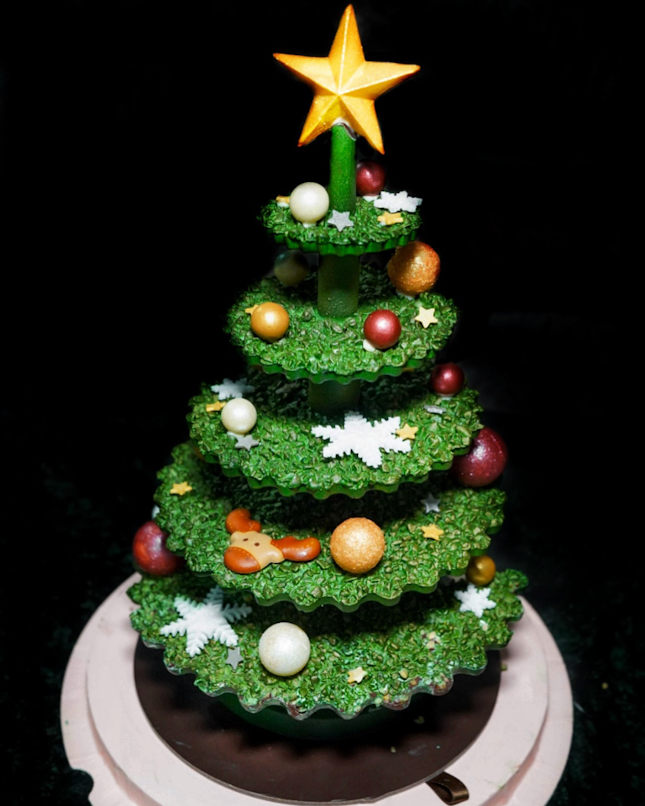 Celebrate this festive season with  This delicate edible beautiful Christmas Tree from Origin+Bloom, @marinabaysands. 