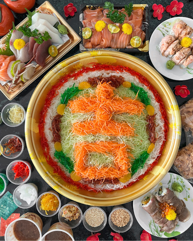 Have big group for gathering CNY ? Can consider to get the 🍊 issho Auspicious Yu Sheng,can for 15-20 pax, $128++. decorated with the mandarin auspicious word - 吉, Filled with an Norwegian salmon slices, accompanied with homemade Japanese plum sauce that refreshing.