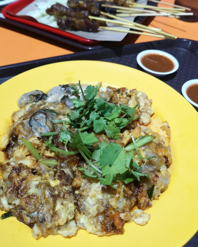 Flavourful starchy oyster omelette with fresh oysters