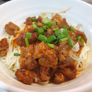 Shanghai noodles with pork and spicy sauce (辣肉面）