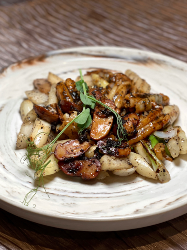 Stir-fried Osmanthus Mussel with White Asparagus in Black Truffle Sauce [$76.90*, UP: $86.90]