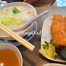Congee set meal : Century egg & Shredded meat congee 🍲 + Homemade Chrysanthemum Red DatesTea ($12.80)  