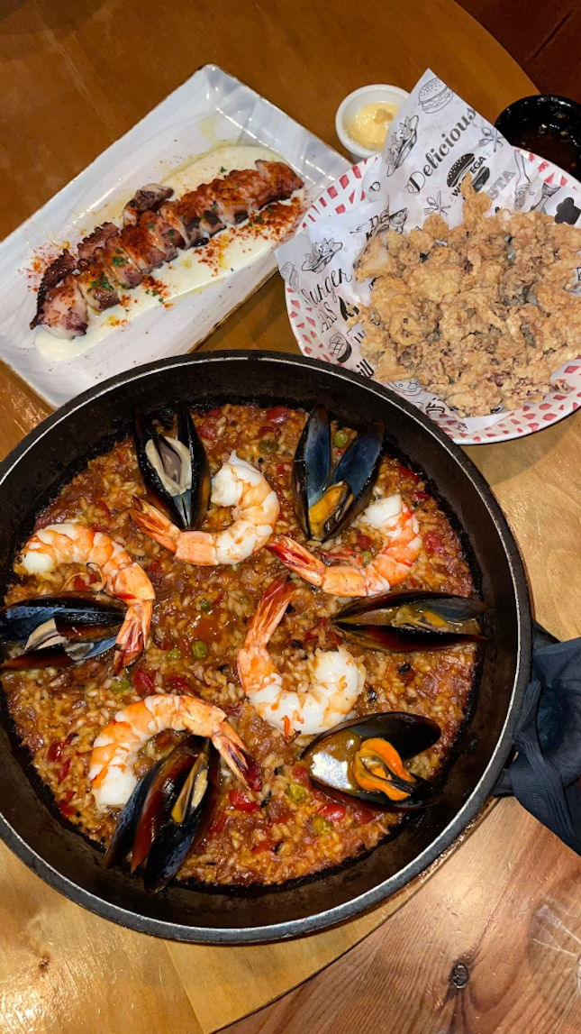 Seafood paella and Calamari 