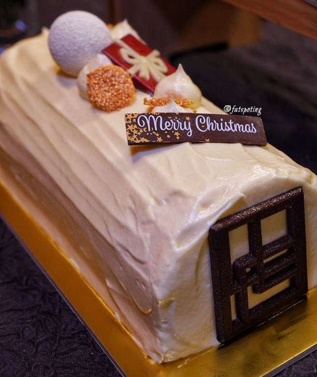 Merry Berry Cheese Log Cake