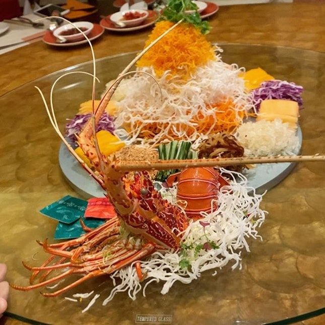 Arriving in style, this stunning Treasures #YuSheng is later stacked with lobster, salmon, crispy fish skin, and then perfumed with truffle oil and black truffle slices.