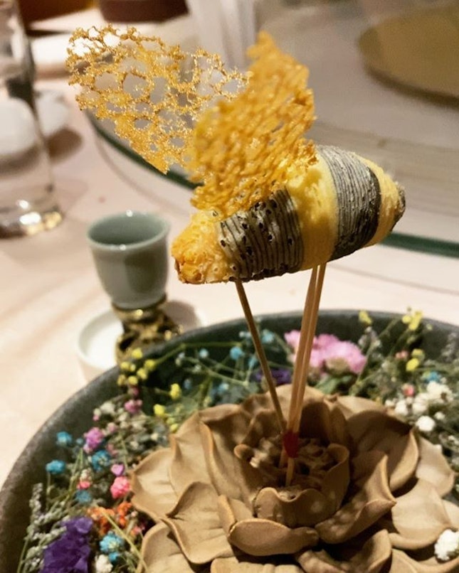 Can't get over this spectacular and awe-inspiring 'Honey Bee' dessert of bird's nest puff pastry from @PARKROYALCOLLECTIONMarinaBay's #PeachBlossoms - those delicate (and deliciously crisp) wings!