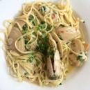Cloudy bay clams, white wine, flat leaf parsley & chive linguine ...