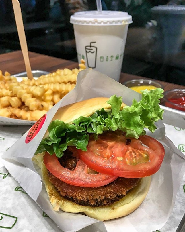 Finally, I can say that I have tried @shakeshack 😬

The outlet in Doota Seoul was crowded but not much queueing was needed and food was served really fast!