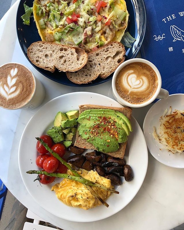 Lazy Sunday brunch @thewhalebreakfast, with a cute Chinese name of 餵我早餐 🐳 Go for their Avocado Brunch Set which features truffle scrambled eggs and many many avocados 🥑 Add on an extra Hashbrown, along with their pretty decent Coffee.