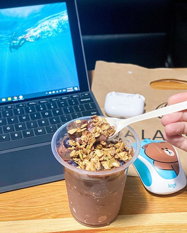 Check out @smooshasg if your Açai cravings hit - they offer delivery via @deliveroo_sg - Great for those dull WFH days!