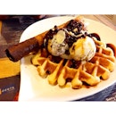 Because chomp chomp was packed, we decided to have dessert before dinner at udders!