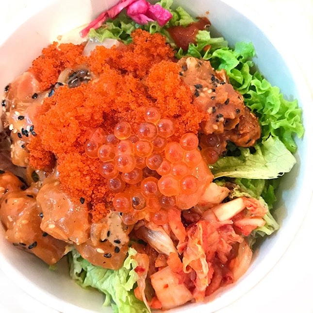 ❤️ Sometimes I let my stomach do the thinking ❤️ Had a delicious bowl of spicy poke ( this one hits the spot) at @poke.lulu with tons of flying fish roe, ikura and brown rice.