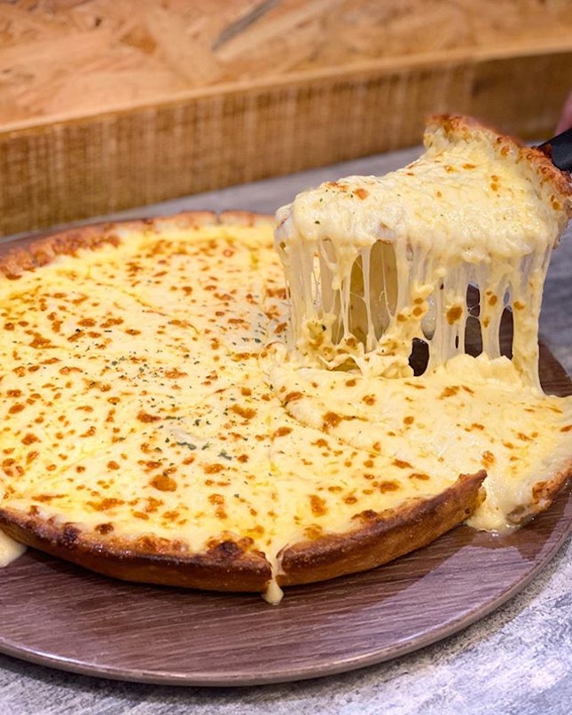 🍕🧀NUCLEAR 1kg Cheese Bomb Pizza 🍕🧀 Serving Singapore’s 1st one kg cheese overload pizza is Korean pizza chain @pizzamarusg 🧀🧀 This pizza consists of stringy mozzarella on TOP of Pizzamaru’s signature black rice dough 🥰🥰
.