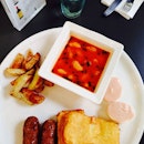 Mozarella cheese toast, chicken sausages x pink eggs #foodporn #brunch #labarca