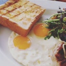 Lovely Saturday 😍 #eggbenetict #bread #fggbreakie #sausage #beef #bacon #foodism #food #instagram #instavideo #instadaily #instafood #food #foodporn #likeforlike #instalike
