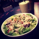 Salad and smoothie for dinner 😘 #picnicsalad #mangoyoghurtsmoothie #piknik #nagoreroad #saturday #dinner