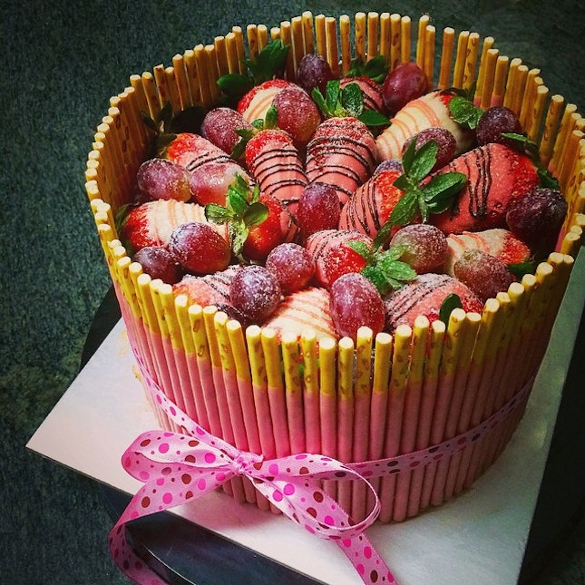A pinky pocky strawberry shortcake cake for a birthday lady today !