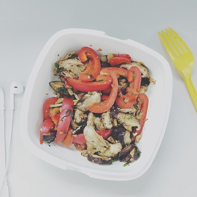 Easy sautéed something (:
#vsco #vsocam #healthy #food #noms #fitfam #fitfam #redbellpeppers #sautee #table #lunch #packedlunch #protein