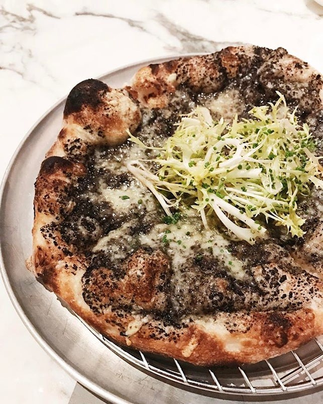 Jean Georges' signature Truffle Fontina pizza at @dempseycookhousenbar.sg - this pizza crust, to me, is perhaps the perfect crust.