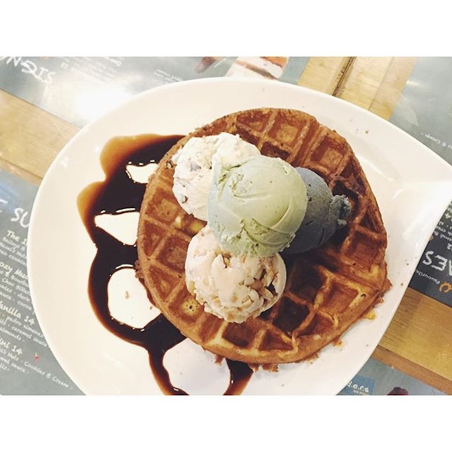 The more (#icecream scoops), the merrier 😝 #sweettreats #waffles #sgig #sgcafes #vsco #vscocam #vscogram #vscocollections #vscophile #sgfoodies #foodgasm #sharefood #foodphotography #instafood #vscofeature #foodporn #vscofood #vscovibe #vscostyle #vscocomp #vscoaesthetics #vscocamsg #burpple