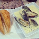 Mussels with creamy garlic sauce - smells like it contains garlic but one dubiously taste none #strange