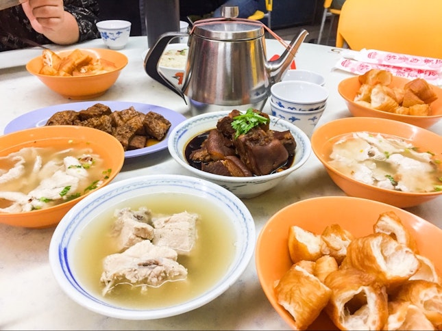 Bak Kut Teh is one dish that you can have at any time of the day, and especially comforting as a late night supper that fills you up nicely without too much greasiness.