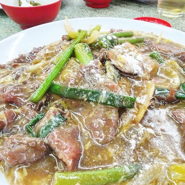 Ngau Yok Hor -- Cantonese Style Kwe Teow with beef slices -- these beef are coated in seasonings before being chared with the noodles, and then bathed with the sweet soy soup.