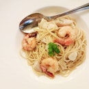 {Seafood Aglio Olio}

It looks small but it was a hearty portion of pasta that came with prawns and fish!