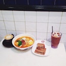 Conversations over breakfast ☀️ #sgfood