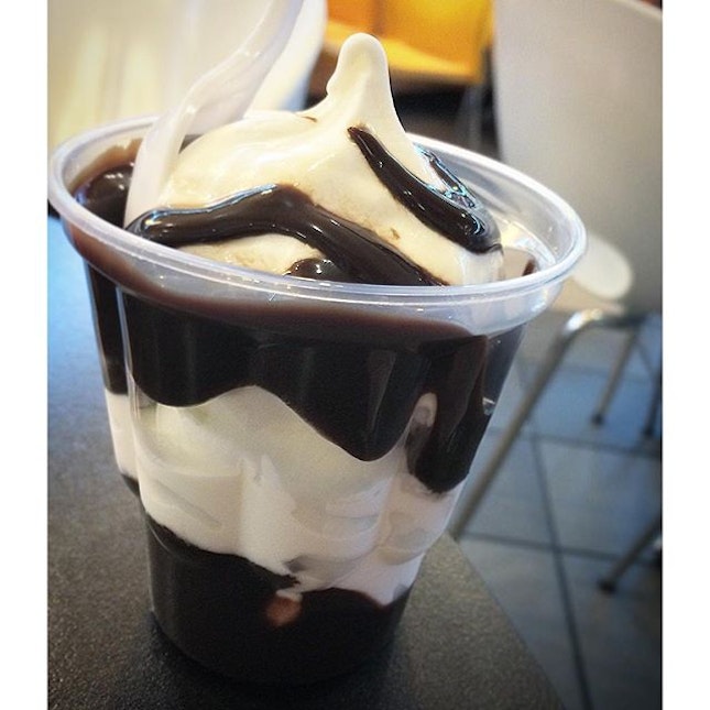 << cos nothing compares, nothing compares to you >> seriously, i cannot imagine having anything less than double pumps of hot fudge in my sundae.