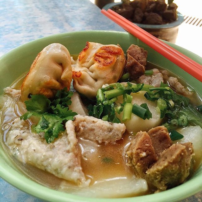 A hearty bowl of gong zai meen, and I love it 'cos I got to choose my own ingredients.