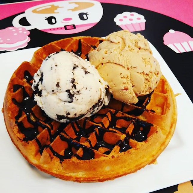 #cookiesncream and #saltedcaramel #icecream on top of soft crunchy waffle.